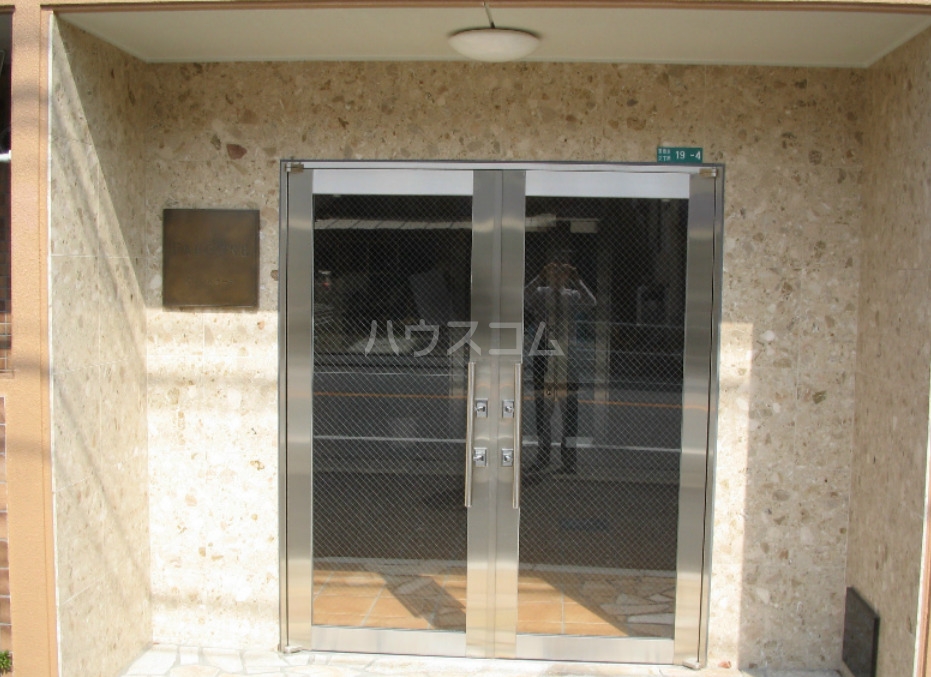 16/23 エントランス