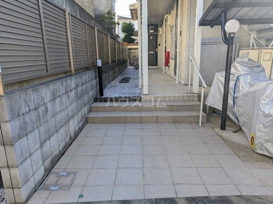 22/27 エントランス