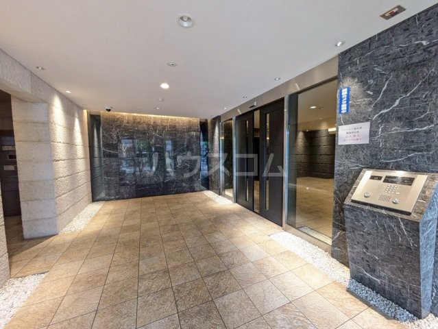 28/30 エントランス