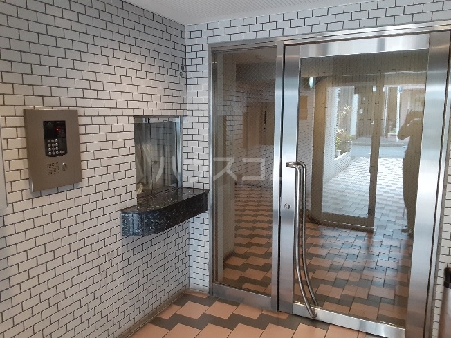 23/25 エントランス