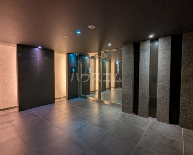 18/27 エントランス