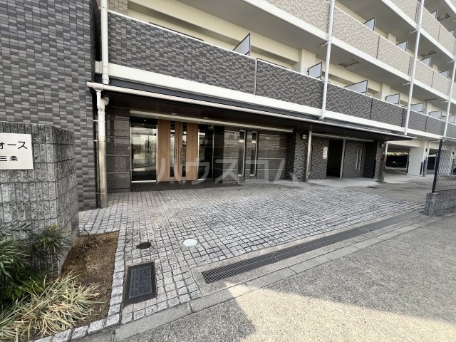 21/30 エントランス