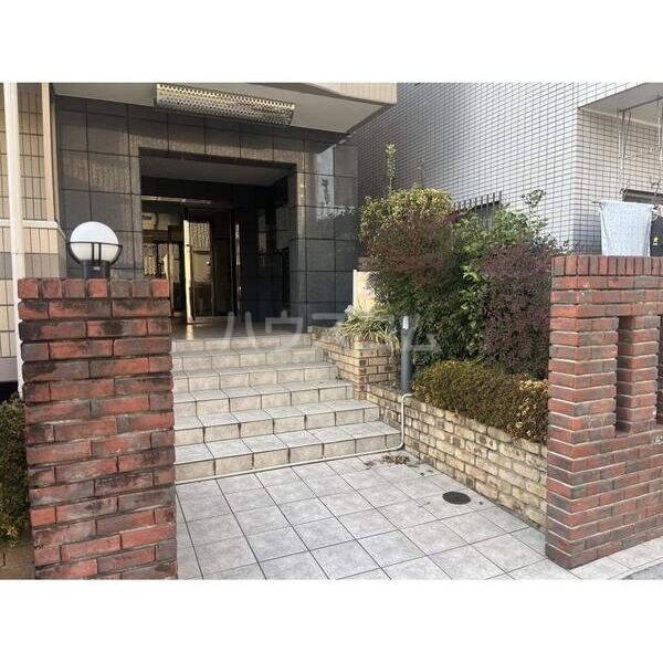 28/30 エントランス