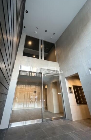 19/27 エントランス