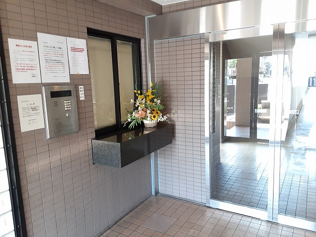 18/27 エントランス