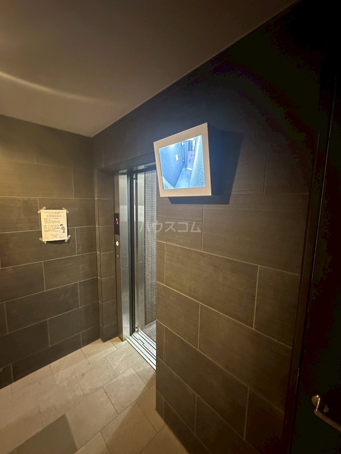 19/27 エントランス