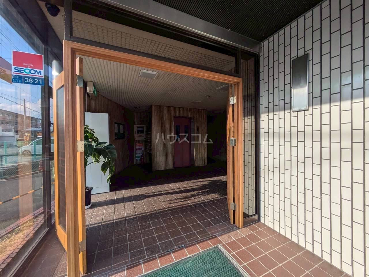 24/30 エントランス