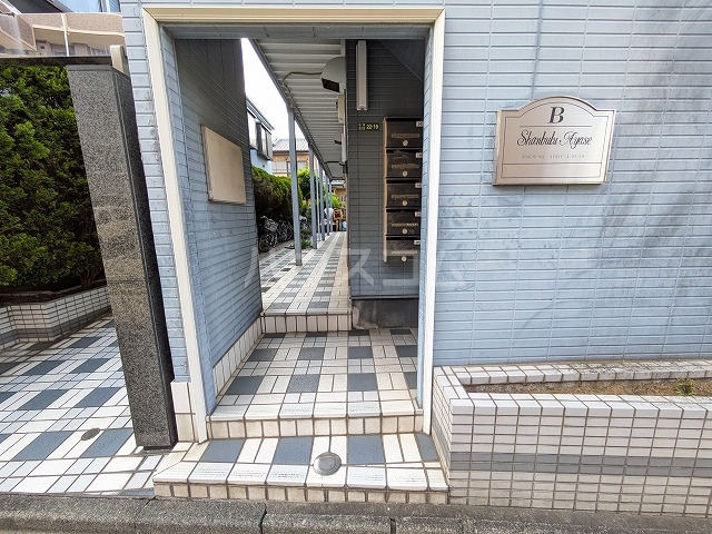 26/30 エントランス