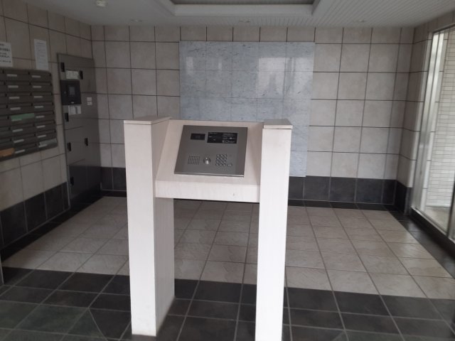 27/30 エントランス