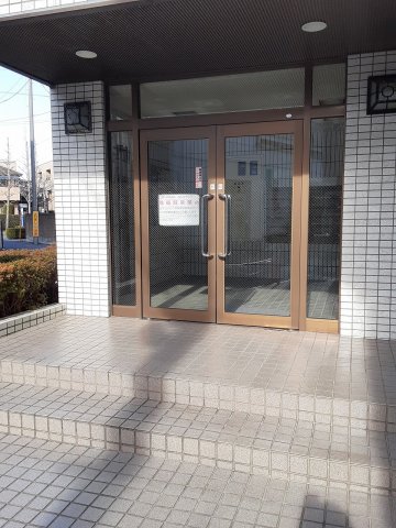 26/29 エントランス