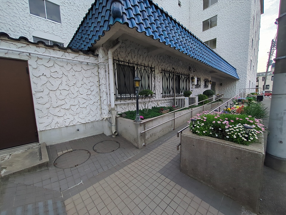 27/30 エントランス