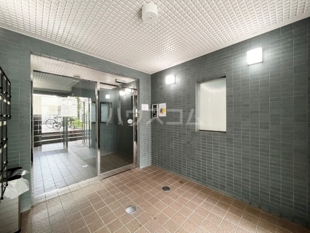 16/21 エントランス