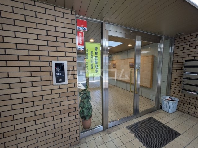 22/27 エントランス