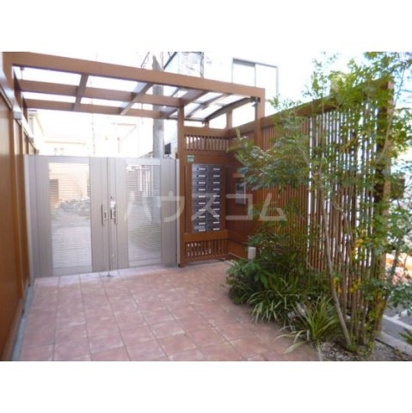 28/30 エントランス