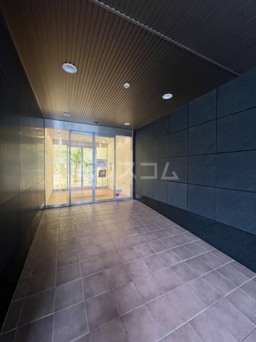 16/23 エントランス