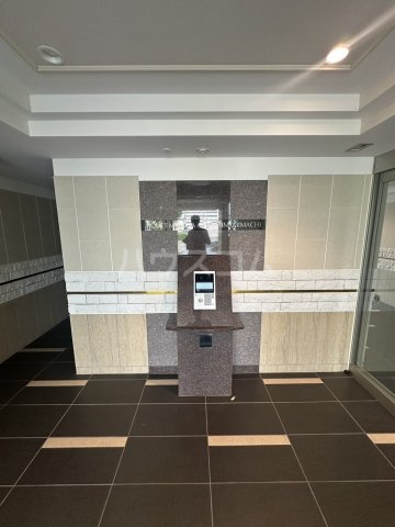 27/30 エントランス