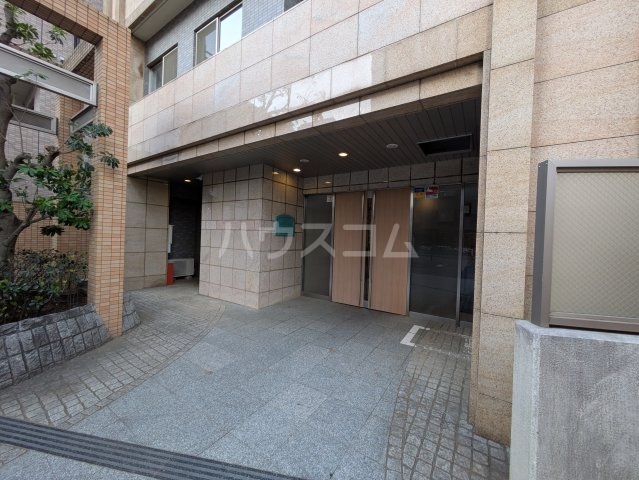 27/30 エントランス