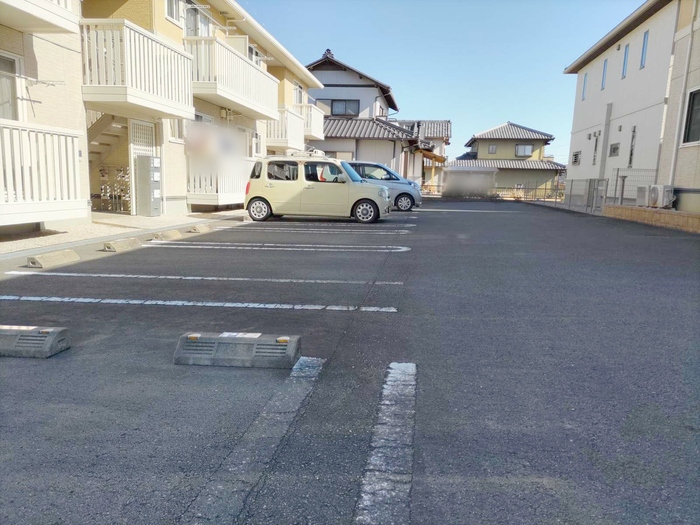 18/27 駐車場