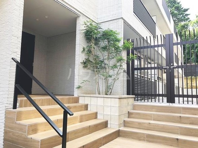 19/30 エントランス