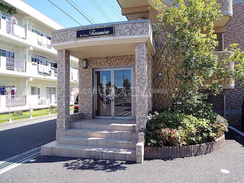 13/19 エントランス