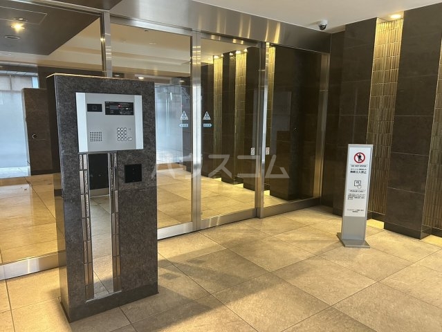 28/30 エントランス