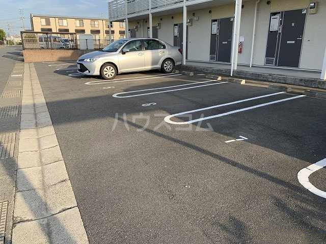 13/13 駐車場