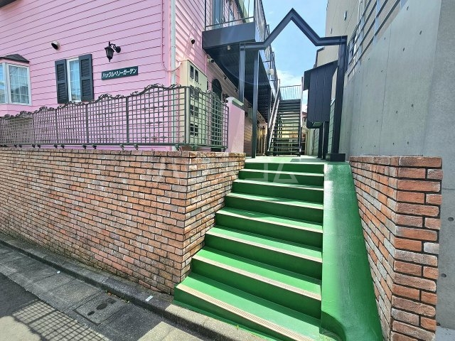 23/28 エントランス