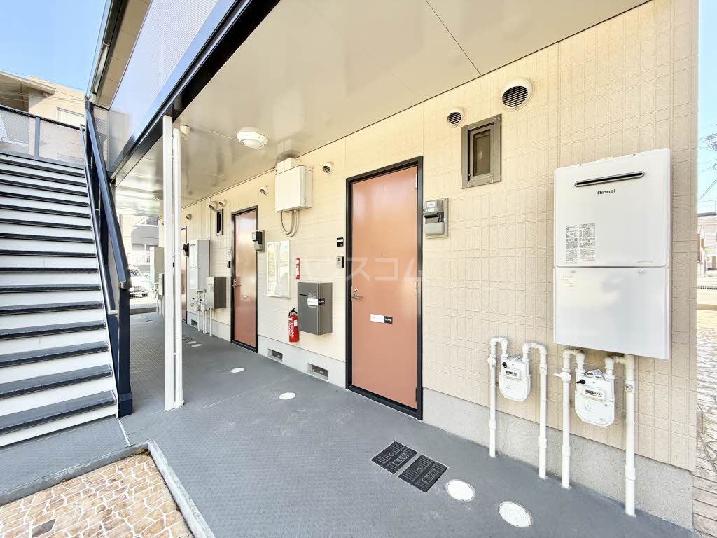 27/30 エントランス