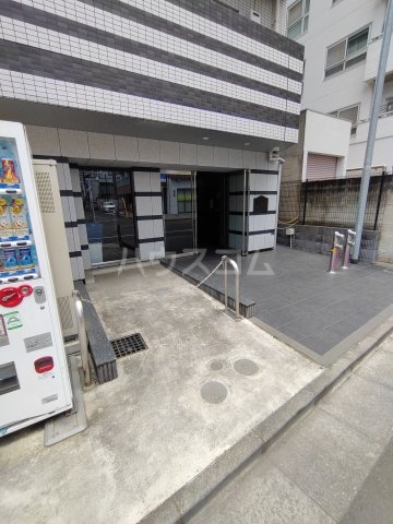 21/30 エントランス