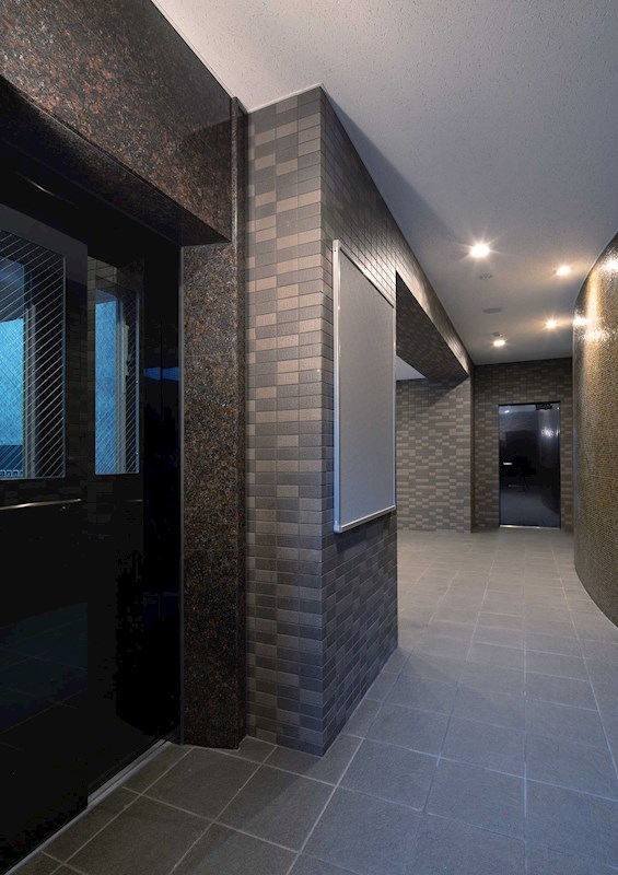 23/28 エントランス