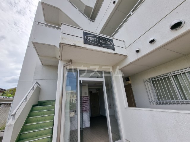 23/27 エントランス