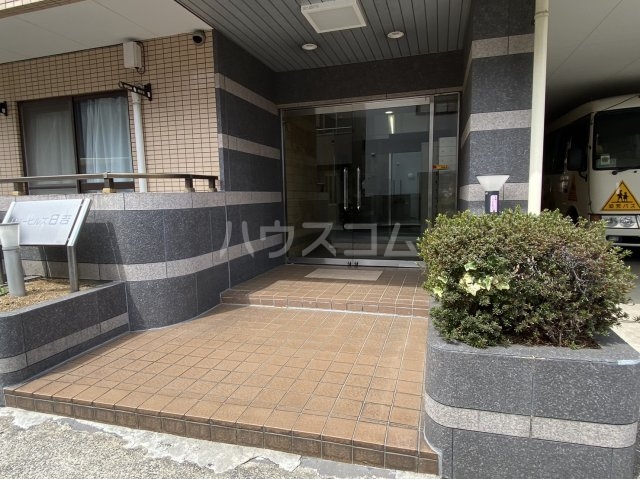 23/27 エントランス