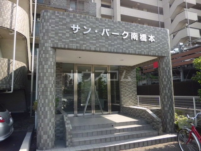 24/30 エントランス