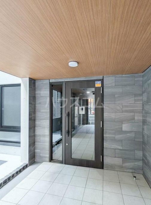 18/23 エントランス