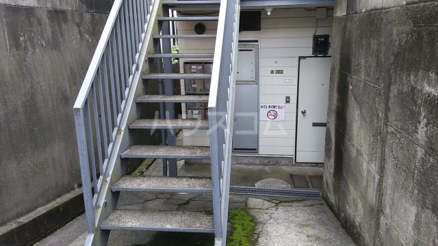 21/30 エントランス