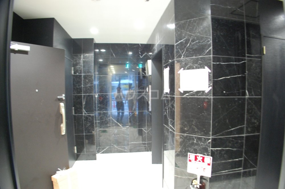 21/30 エントランス