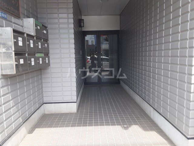 26/28 エントランス
