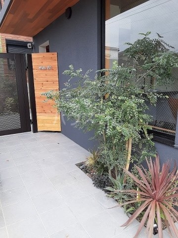 27/27 エントランス