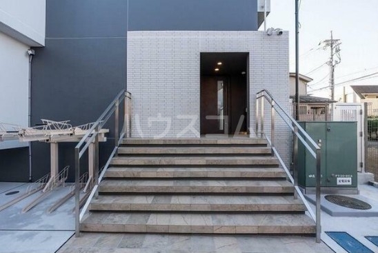 16/23 エントランス