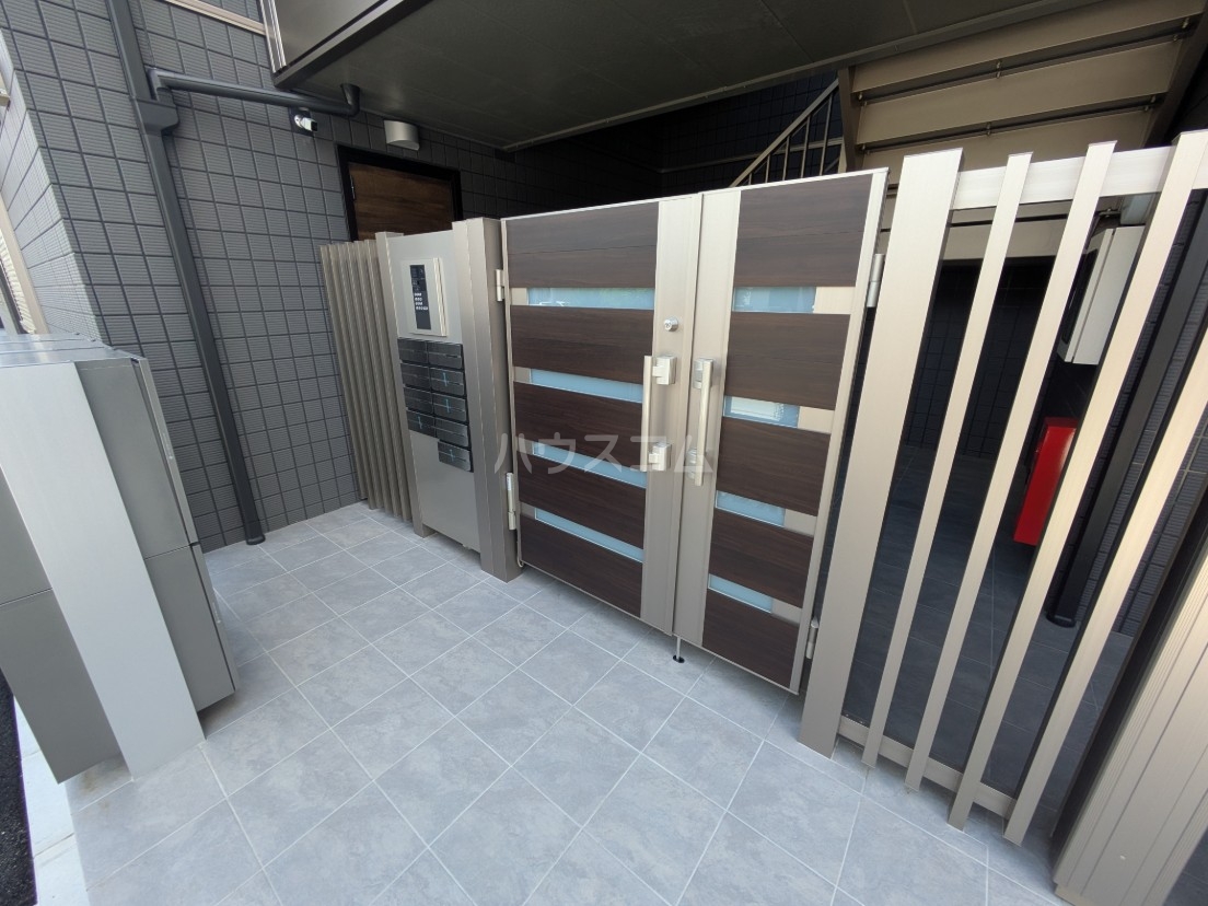 24/25 エントランス