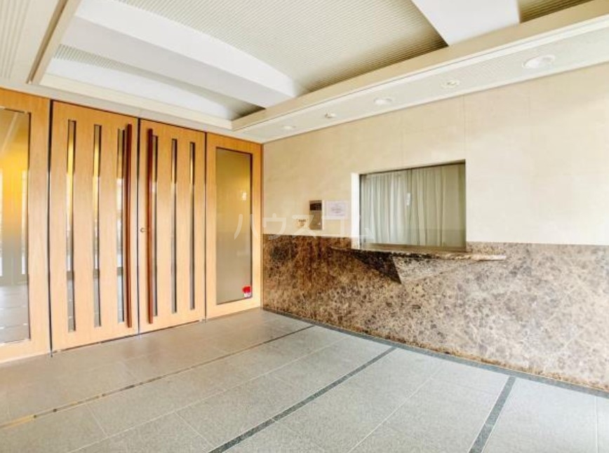 16/23 エントランス