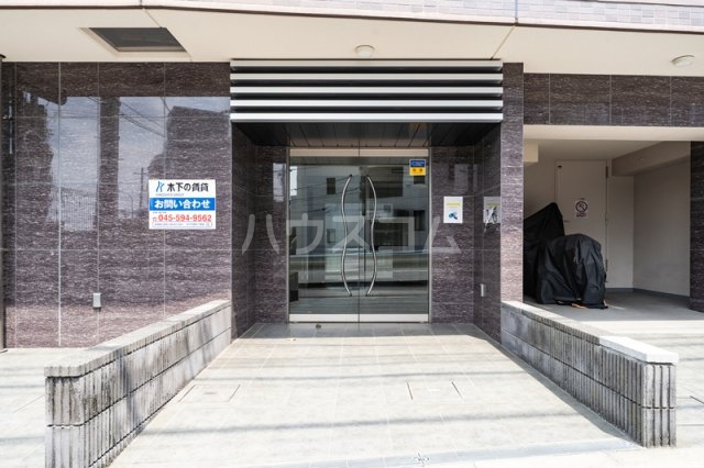 18/21 エントランス