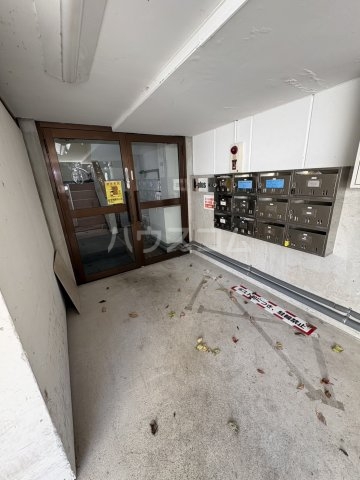 20/21 エントランス