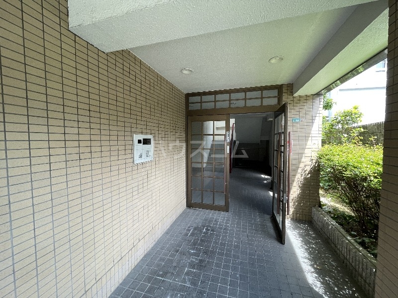 21/30 エントランス