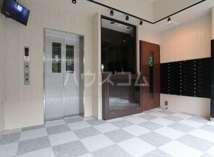 24/27 エントランス