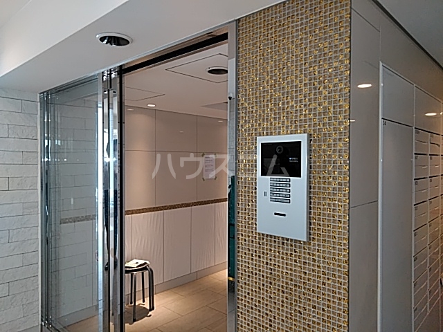 27/30 エントランス