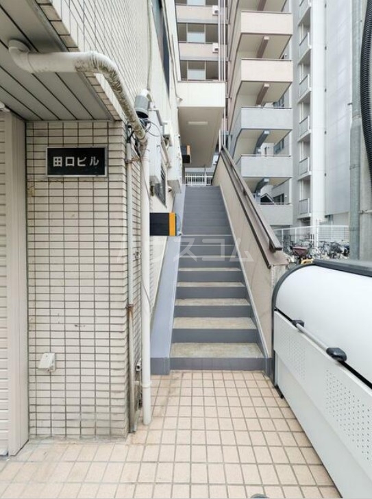 21/30 エントランス