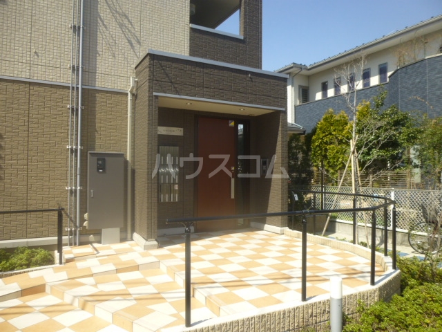 27/30 エントランス