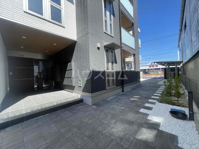 27/30 エントランス