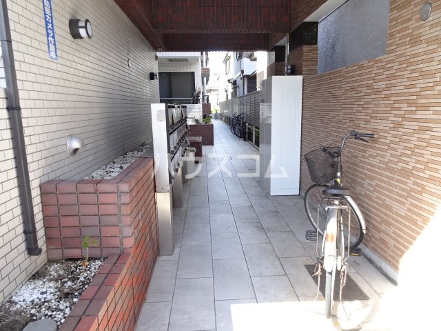 16/25 エントランス